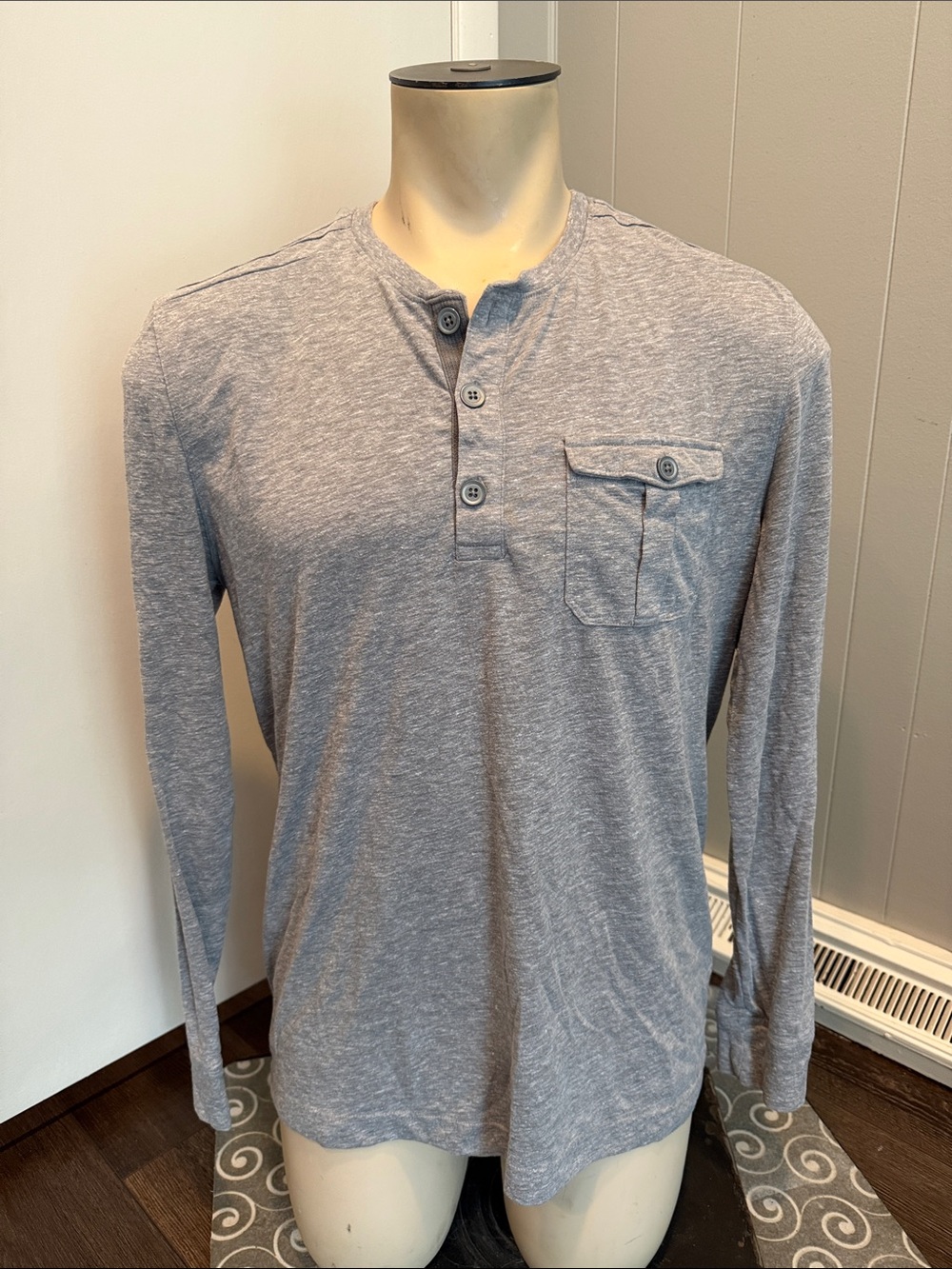 E Banana Republic Men's Large Long-Sleeve Henley in Light Gray
